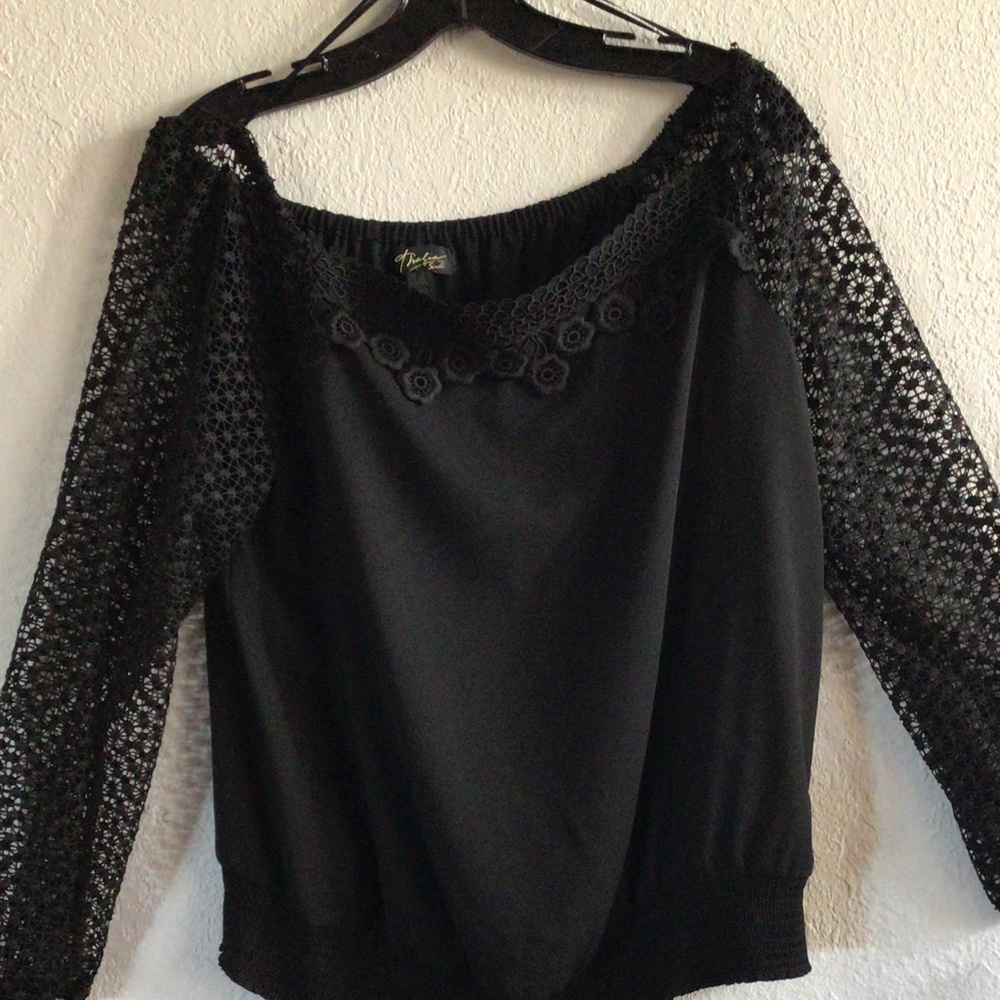 🌚Thalia Sodi women’s NWT black blouse w/black lace sleeves
